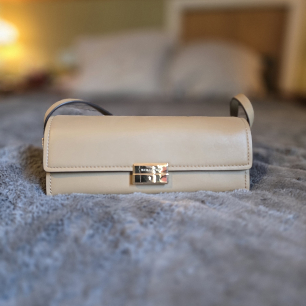 Elegant Cream Leather Michael kors Shoulder Bag